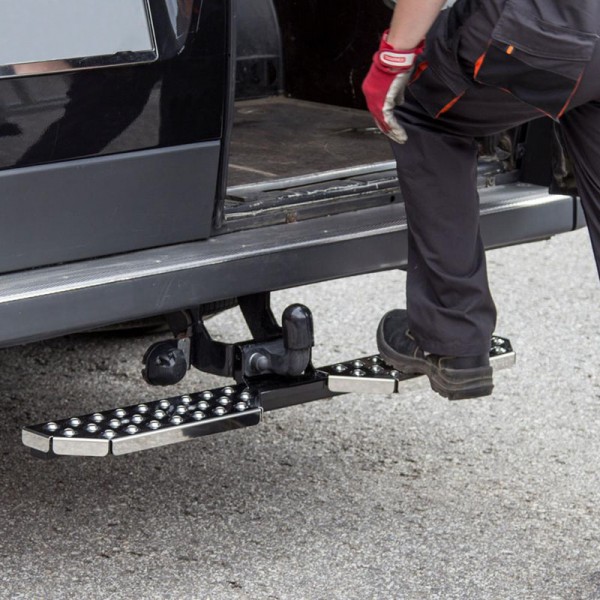 Marche-pied double appui pour un véhicule utilitaire muni d'un attelage METEC M888420